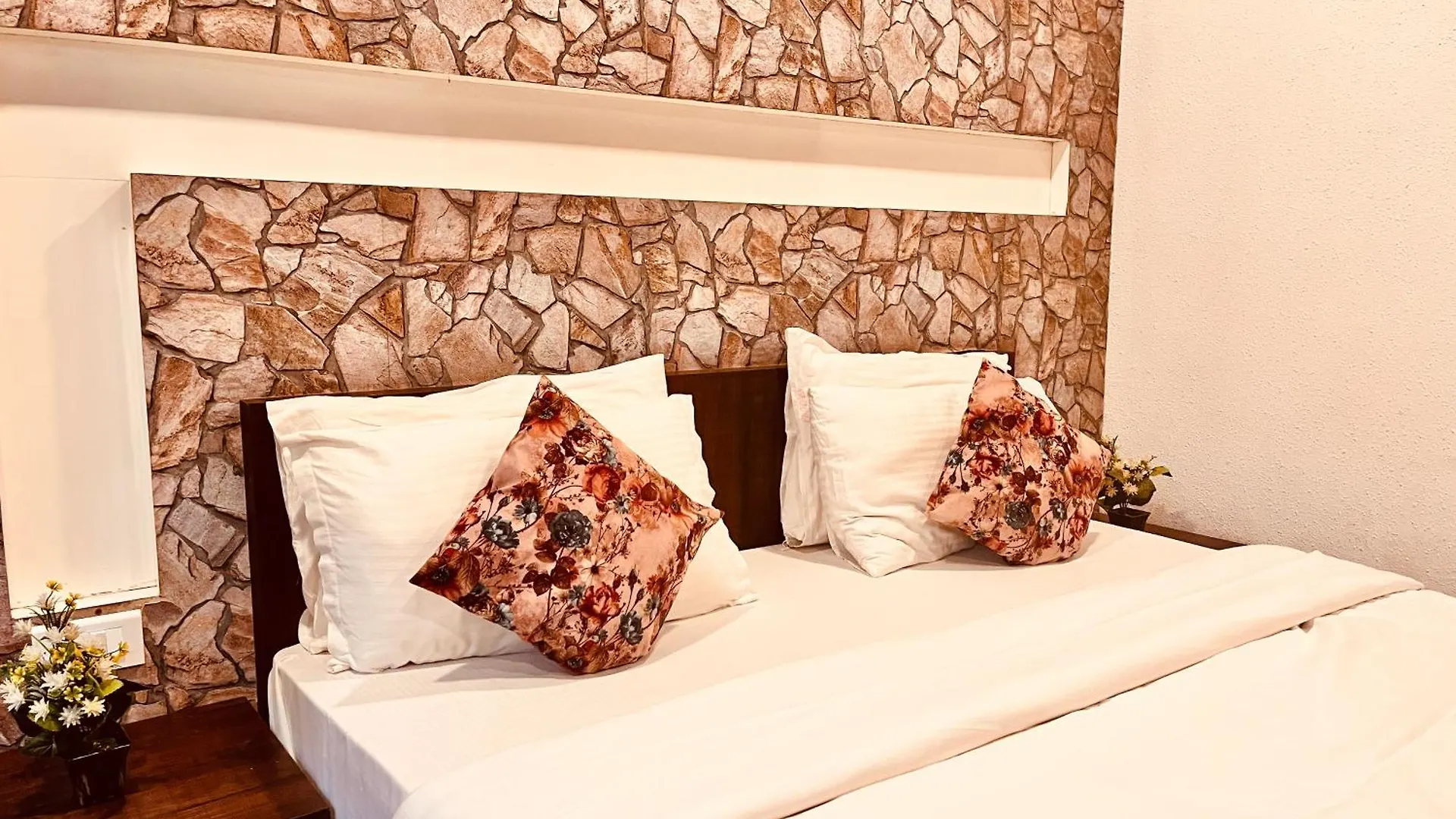 Hotel The Raarees Mist Resort, Munnar - Nested In Nature'S Lap