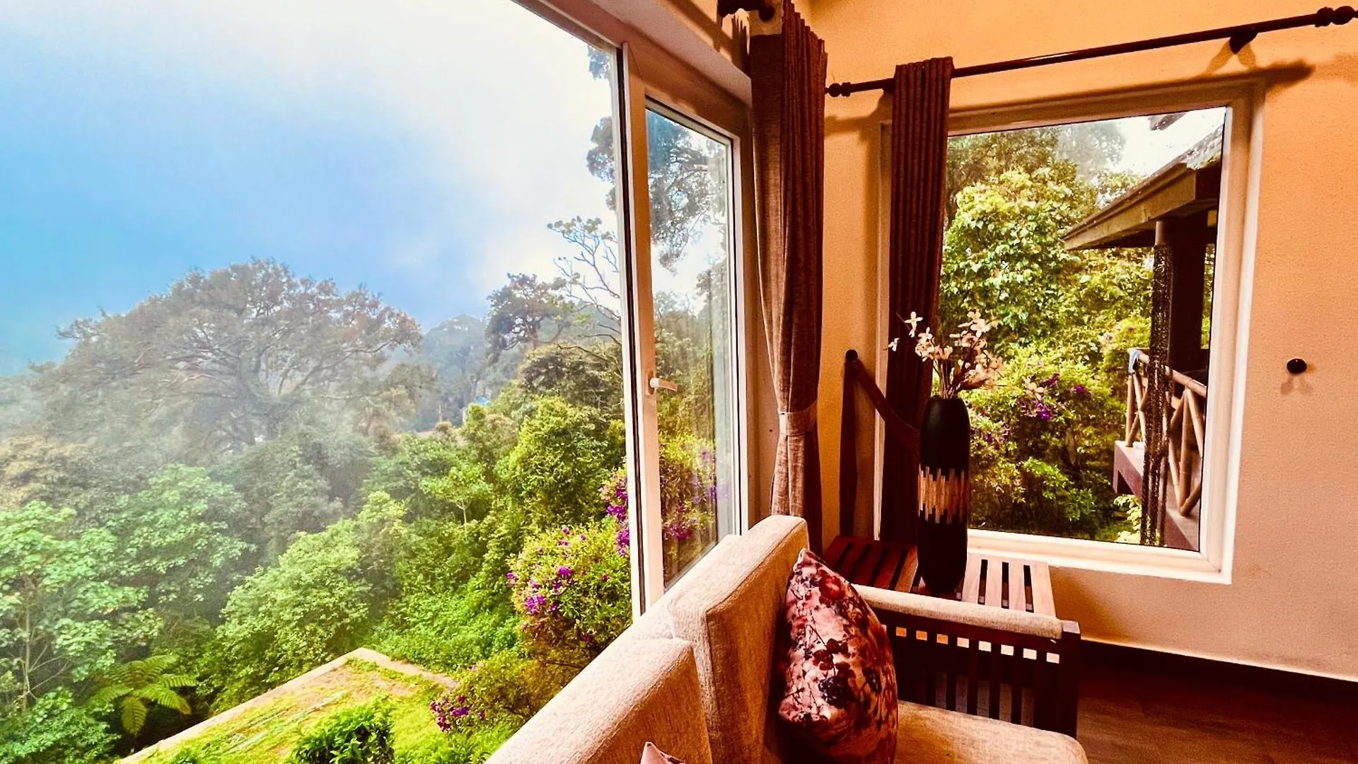 Hotel The Raarees Mist Resort, Munnar - Nested In Nature'S Lap