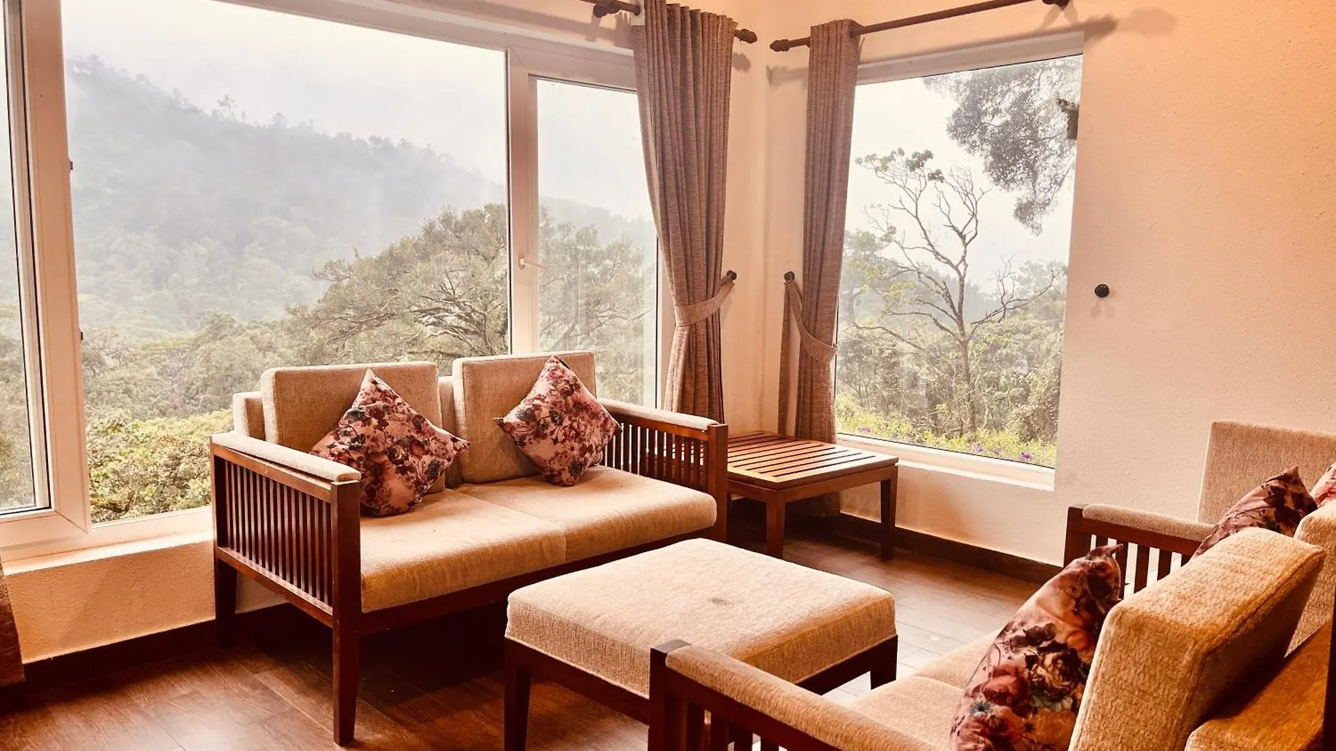 **** Hotel The Raarees Mist Resort, Munnar - Nested In Nature'S Lap India