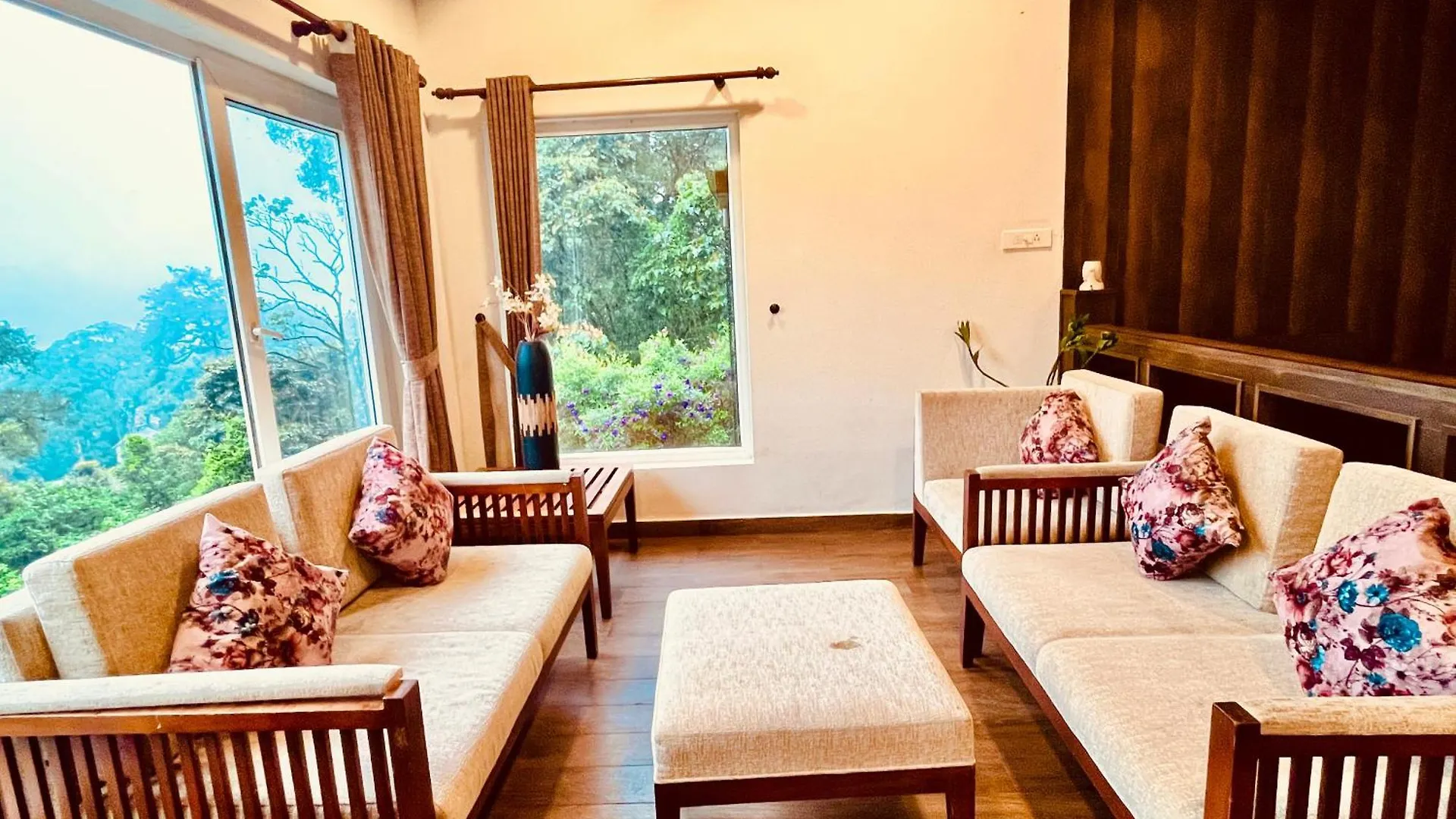 Hotel The Raarees Mist Resort, Munnar - Nested In Nature'S Lap